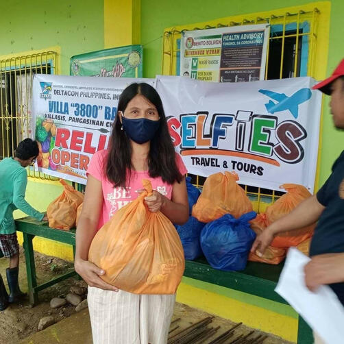 Residents of Maluno Norte, Benito Soliven, Isabela (a village that has never been reached by any help in the aftermath of a typhoon) receive the relief goods prepared and delivered by DELTACOM Villa "3800" Base, Villasis, Pangasinan.